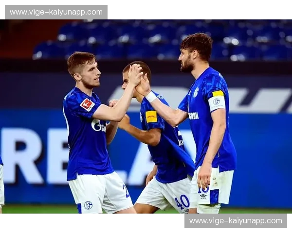 老特拉福德的荣耀回响：曼联与沙尔克的欧冠记忆，不止胜负